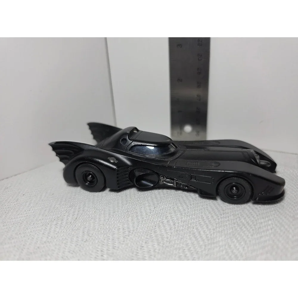 Jada Toys 1989 Batmobile diecast model car in a‎ 1:32 scale